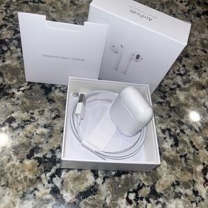 Apple White Wireless Earbuds with Charging Cable